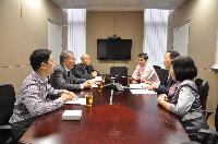 Representatives from Jinan University (right) meet with our School’s representatives (left)